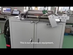 Vidéo d'un équipement à ultrasons utilisant de l'eau comme coupleur pour détecter de gros blocs de cuivre