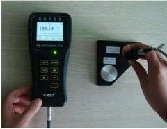 Un bon prix. Deux unités de mesure, compteur de conductivité du courant de tourbillon, pièces de travail contenant des couches minces non conductrices en ligne